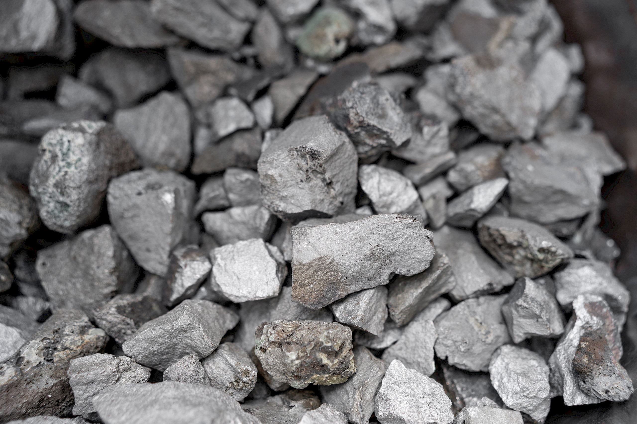 Ferrolegierungen in Form von groben, grauen Steinen, die aufeinander gestapelt sind.