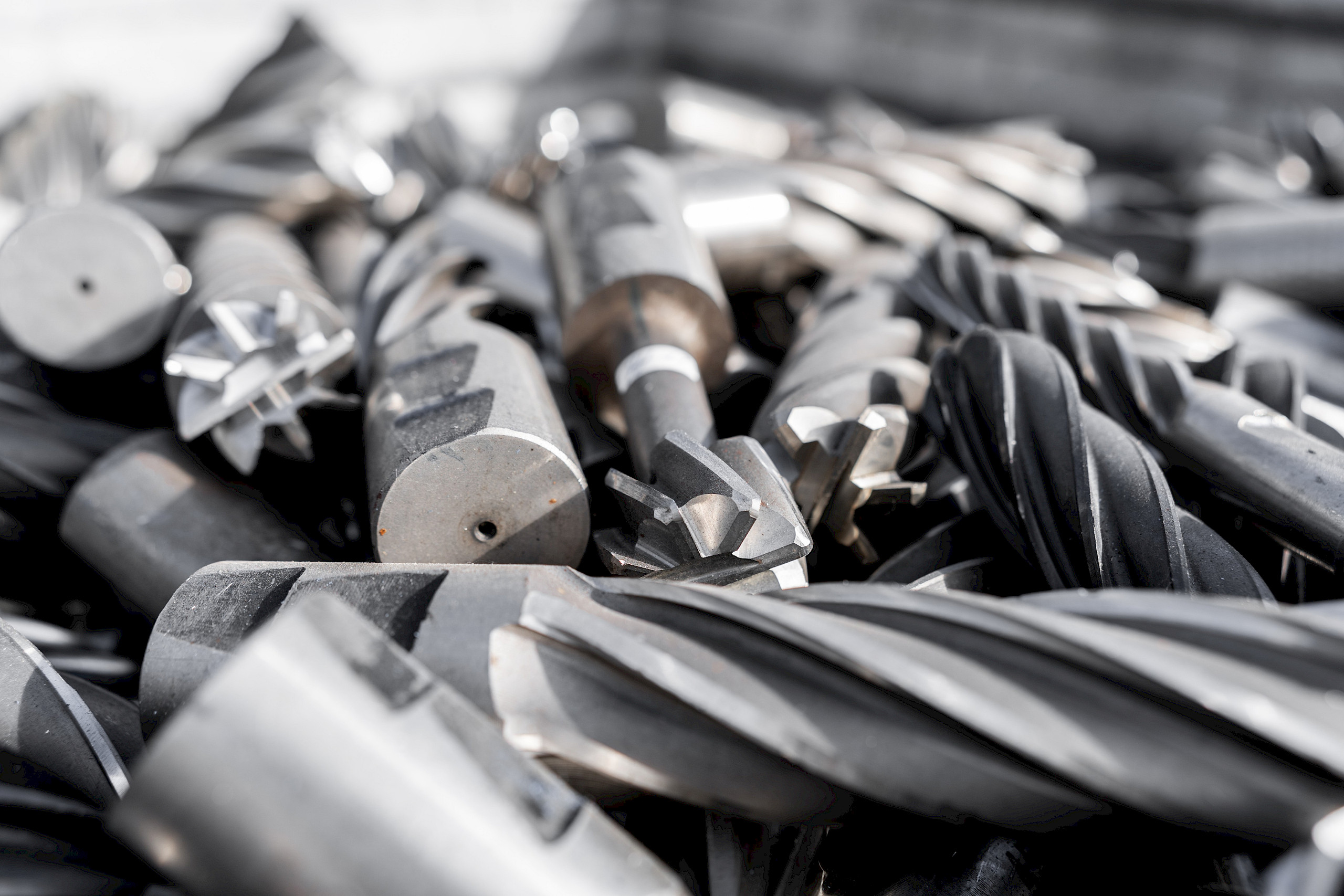 Ein Stapel von verschiedenen HSS-Bohrern und Fräsern aus Werkzeugstahl in Nahaufnahme.